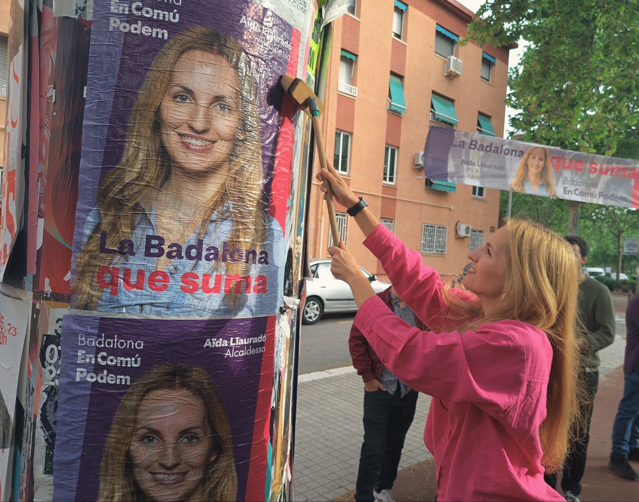 Aïda Llauradó penja el primer cartell de campanya a Pomar