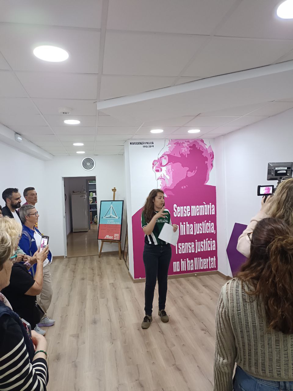Badalona En Comú ret homenatge a Neus Català amb un mural commemoratiu, coincidint amb el 80è aniversari de l’alliberament dels camps nazis